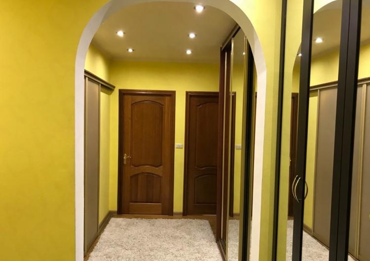 Arches de cloison sèche dans le couloir