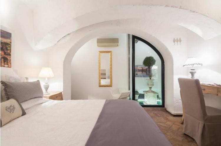 Arches de cloison sèche dans la chambre