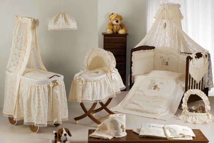 Méthodes pour attacher le baldaquin sur le lit