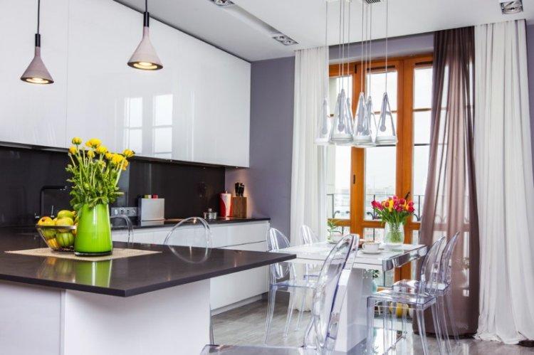 Cuisine blanche brillante - photo de design d'intérieur