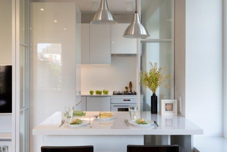 Coin repas - Cuisine design blanc avec plan de travail blanc