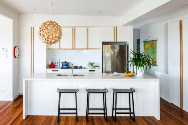 Cuisine blanche moderne avec comptoir blanc - design d'intérieur