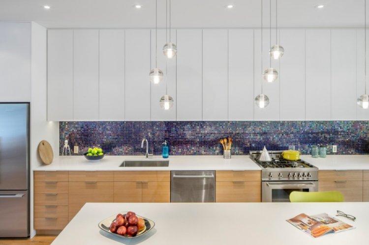 Cuisine blanche brillante avec plan de travail blanc - photo design