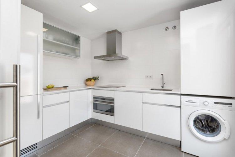 Cuisine d'angle blanche avec plan de travail blanc - photo design