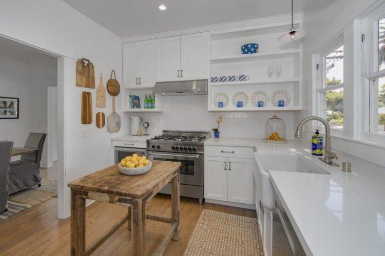 Cuisine d'angle blanche avec plan de travail blanc - design d'intérieur