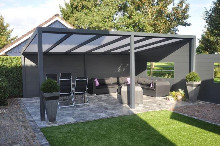 Gazebo en polycarbonate avec toit en pente - photos et idées