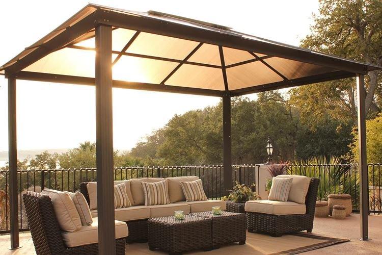 Gazebo en polycarbonate avec toit en pente - photos et idées