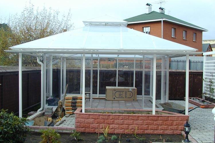 Gazebo en polycarbonate avec toit en pente - photos et idées