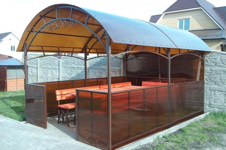 Gazebo en polycarbonate avec toit voûté - photos et idées