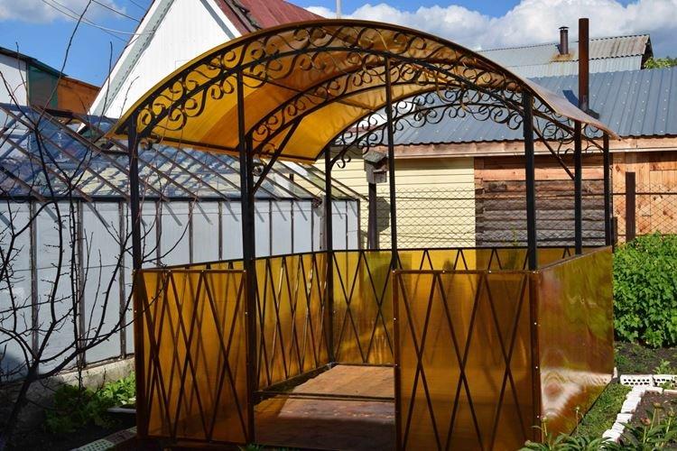 Gazebo en polycarbonate avec toit voûté - photos et idées