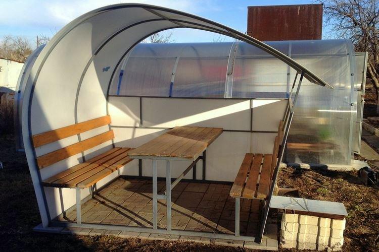 Gazebo en polycarbonate avec toit voûté - photos et idées