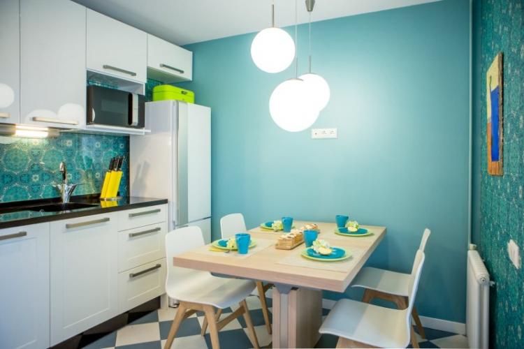 Petite cuisine de couleur turquoise - Design d'intérieur