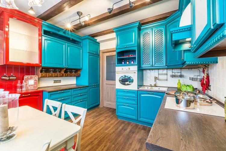 Couleur turquoise à l'intérieur de la cuisine