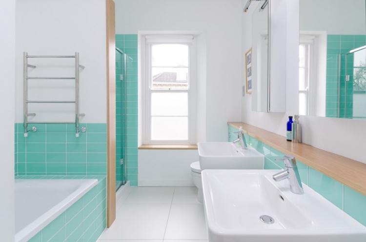 Couleur turquoise à l'intérieur de la salle de bain