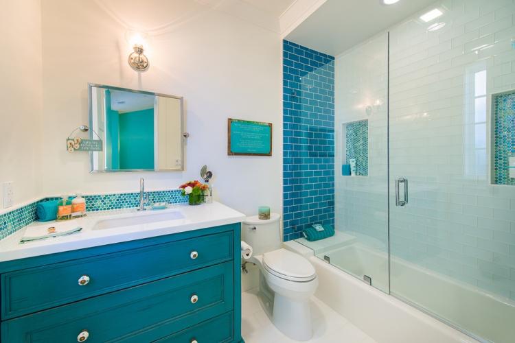 Couleur turquoise à l'intérieur de la salle de bain