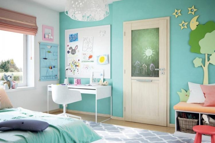Couleur turquoise à l'intérieur de la chambre des enfants