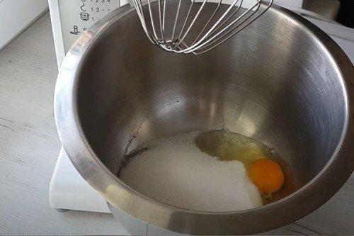 Gâteau éponge humide au kéfir - une recette étape par étape