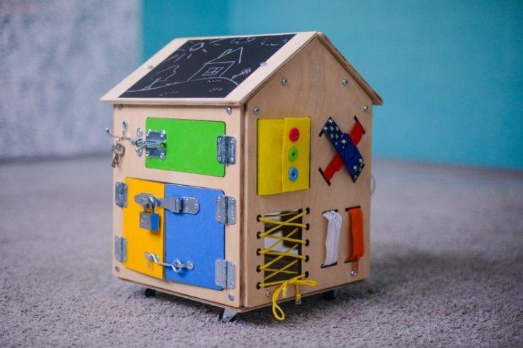 Conseil d'affaires de bricolage sous la forme d'une maison