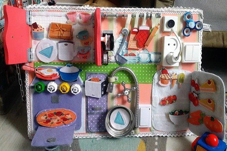 Planche d'affaires de cuisine de bricolage pour une fille