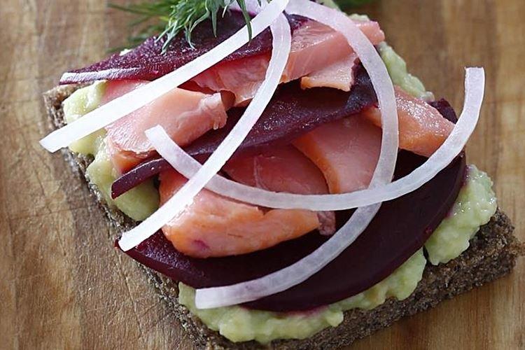 Sandwichs saumon betterave et avocat pour le nouvel an 2021 - recettes