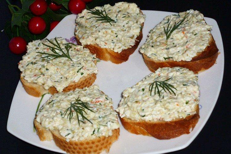 Sandwichs espagnols sur la table de fête - recettes