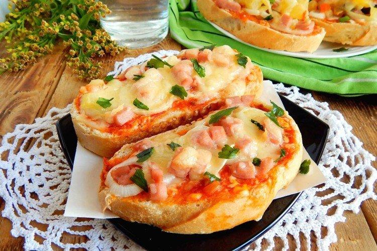Sandwich Mini pizza sur la table de fête - recettes