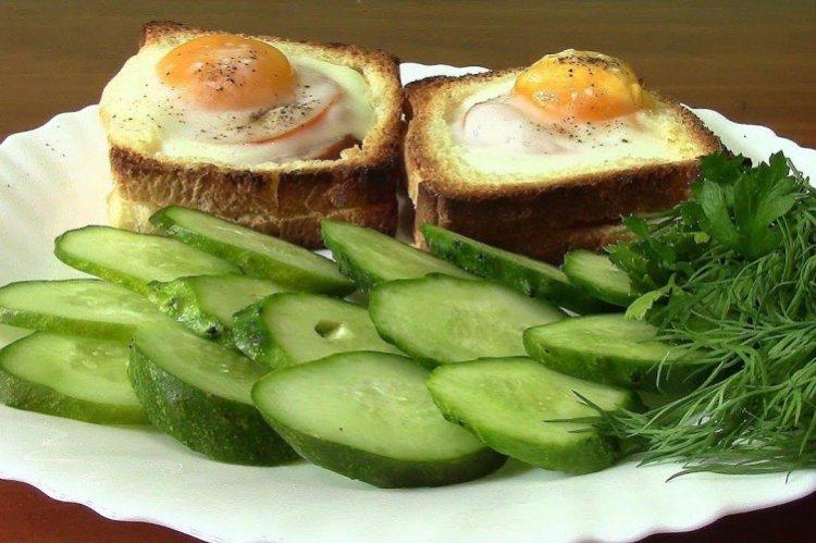 Sandwichs à trois couches sur la table de fête - recettes