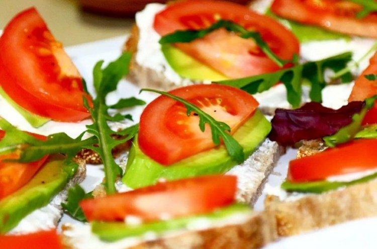 Sandwichs Saveur végétale sur la table de fête - recettes