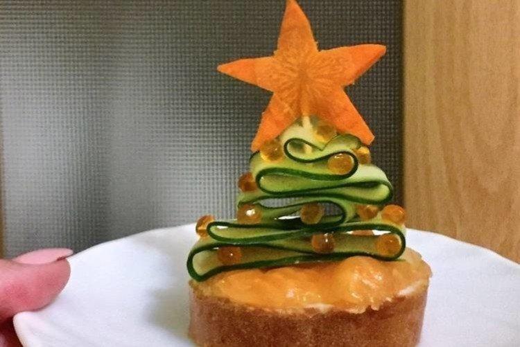 Sandwichs sur une table de fête du Nouvel An - recettes