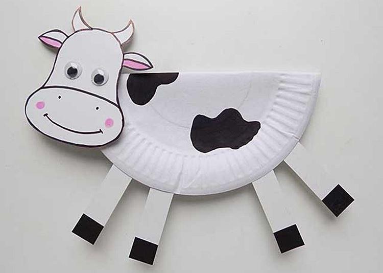 Un gobie en papier et une assiette jetable