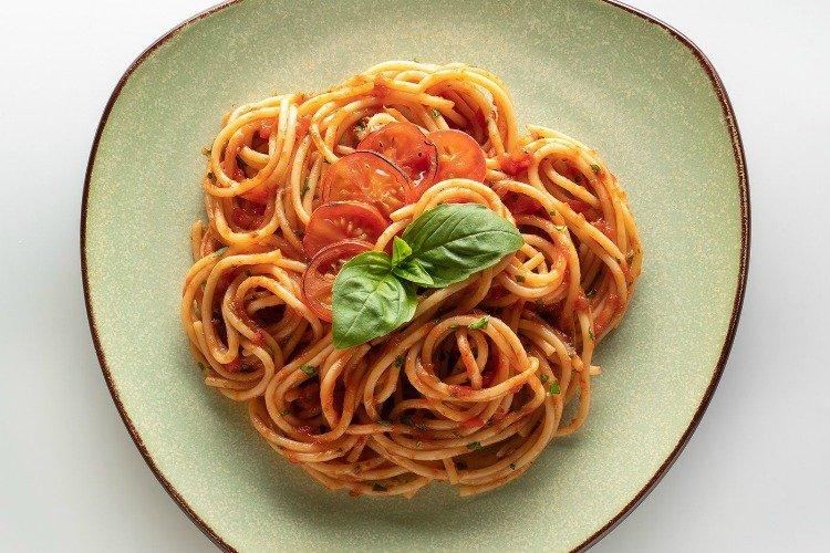 Pâtes aux tomates - Comment nourrir les invités à peu de frais, savoureux et rapidement