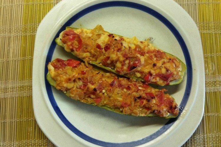 Bateaux de courgettes aux champignons - Comment nourrir les invités à peu de frais, savoureux et rapidement