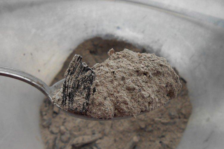 Nourrir l'ail avec de la cendre