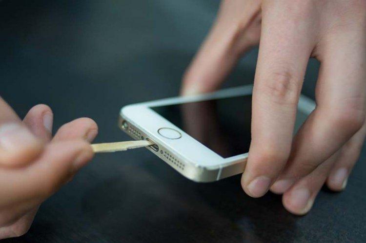 Vérification du connecteur de charge - Que faire si votre téléphone ne s'allume pas