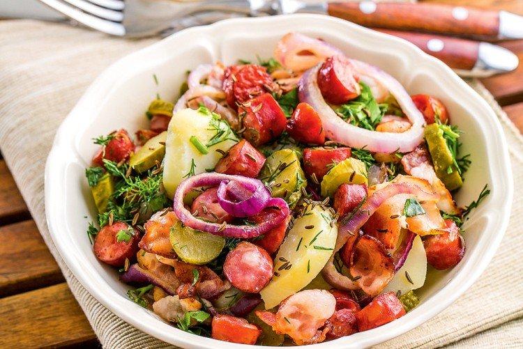 Salade de pommes de terre aux viandes fumées - Que cuisiner à partir de recettes de pommes de terre