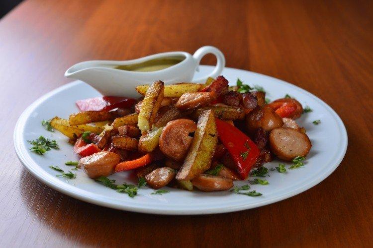 Pommes de terre à la sauce soja avec poivrons et saucisses - Que cuisiner à partir de recettes de pommes de terre