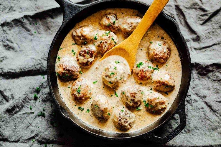 Boulettes de poulet hachées à la sauce au lait - Que cuisiner à partir de poulet haché