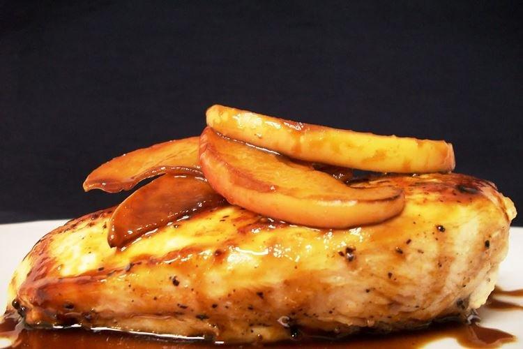 Blanc de poulet aux pommes caramélisées - Que cuisiner avec du blanc de poulet