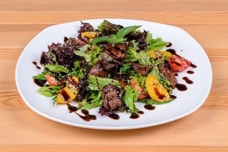 Salade tiède au foie de poulet et champignons - Que cuisiner à partir de foie de poulet