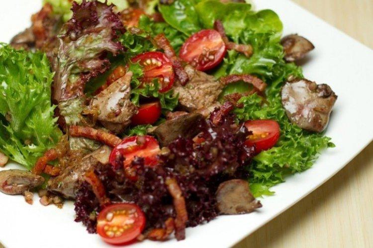 Salade tiède au foie de volaille et fromage - Que cuisiner avec du foie de volaille