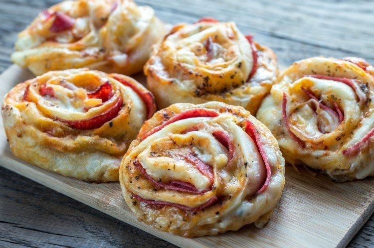 Cannelle feuilletée au bacon et au fromage - Que cuisiner à partir de pâte à la levure feuilletée