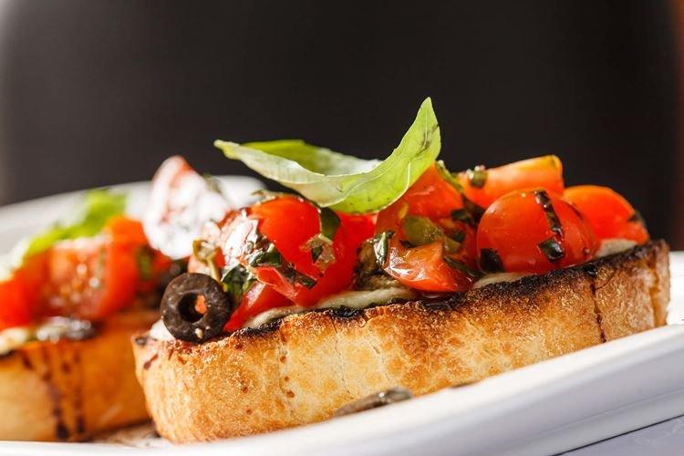 Bruschetta aux tomates - De quoi cuisiner pour déjeuner rapidement et savoureux