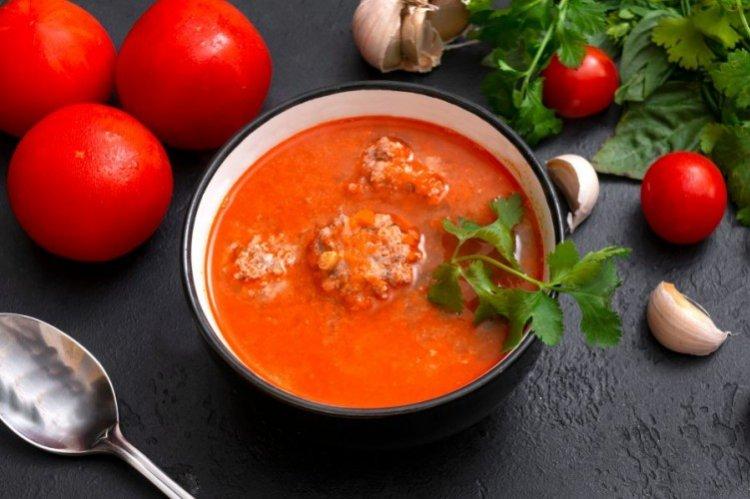Soupe de tomates aux boulettes de viande - Que cuisiner pour votre enfant pour les recettes du déjeuner