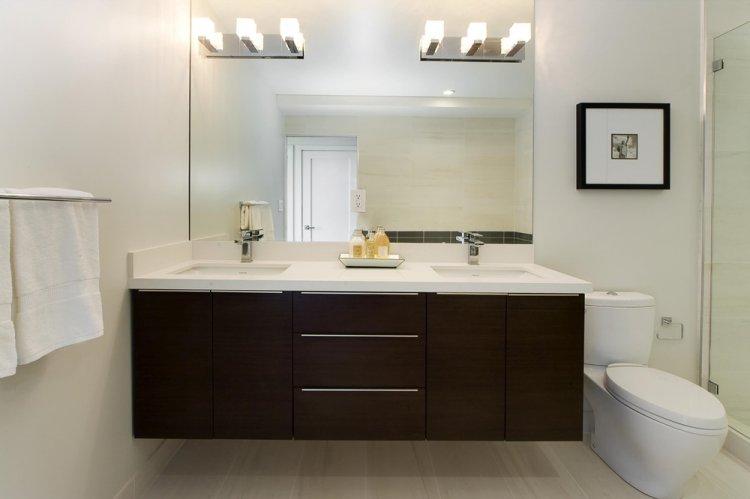 Couleur wengé dans la salle de bain - conception de photo