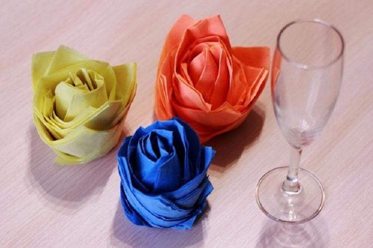 Fleurs de serviettes avec vos propres mains - photo