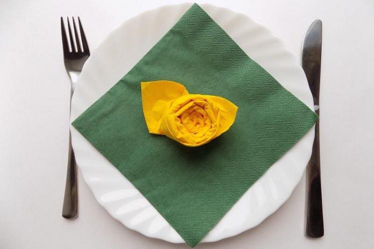 Fleurs de serviettes avec vos propres mains - photo