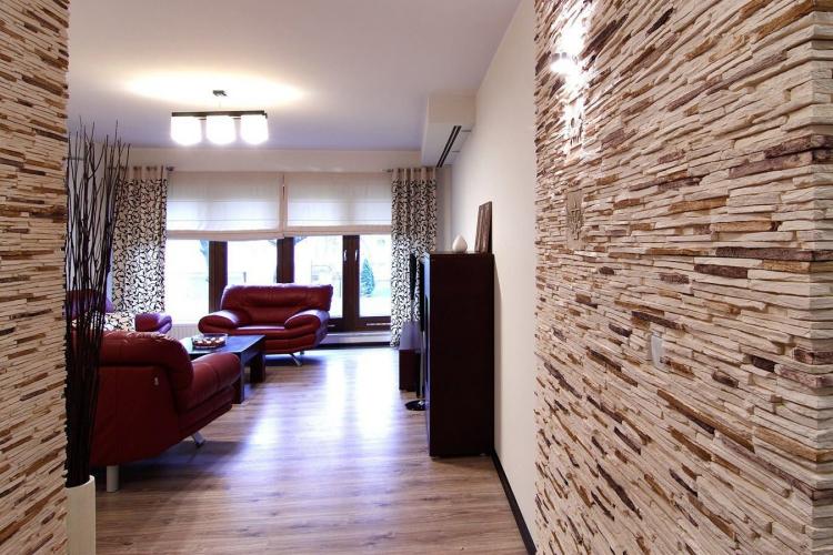 Pierre décorative à l'intérieur - photo