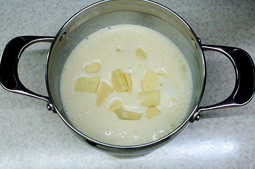 Gâteau pour enfants DIY de M & M's et Kinder chocolate - une recette étape par étape