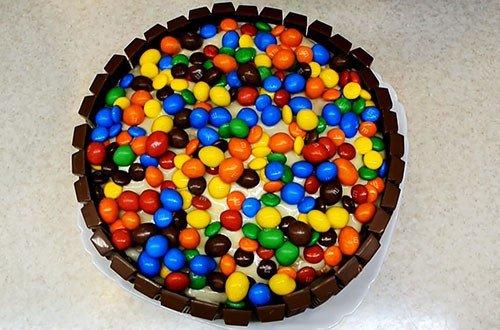 Gâteau pour enfants DIY de M & M's et Kinder chocolate - une recette pas à pas