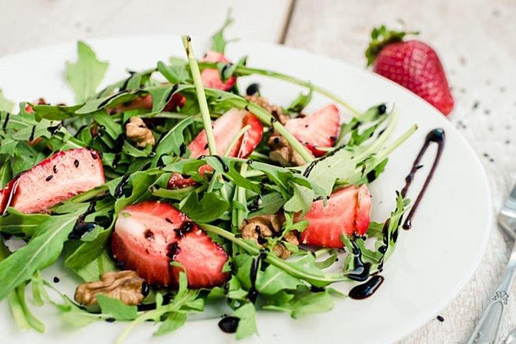 Salade de roquette diète aux fraises - recettes